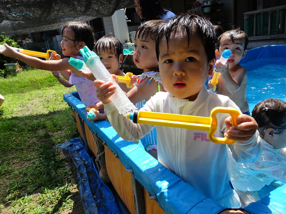 プールに入って遊ぶ子ども (2)