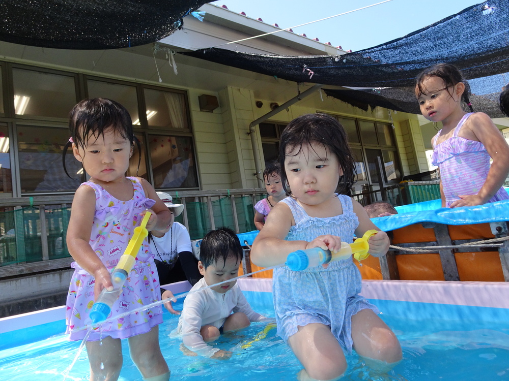 プールに入って遊ぶ子ども (3)