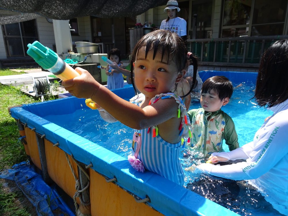プールに入って遊ぶ子ども (4)
