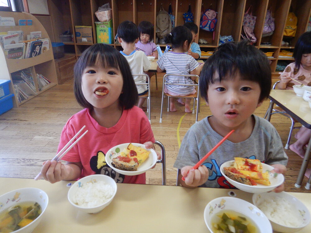 育てた白ナスを食べている様子
