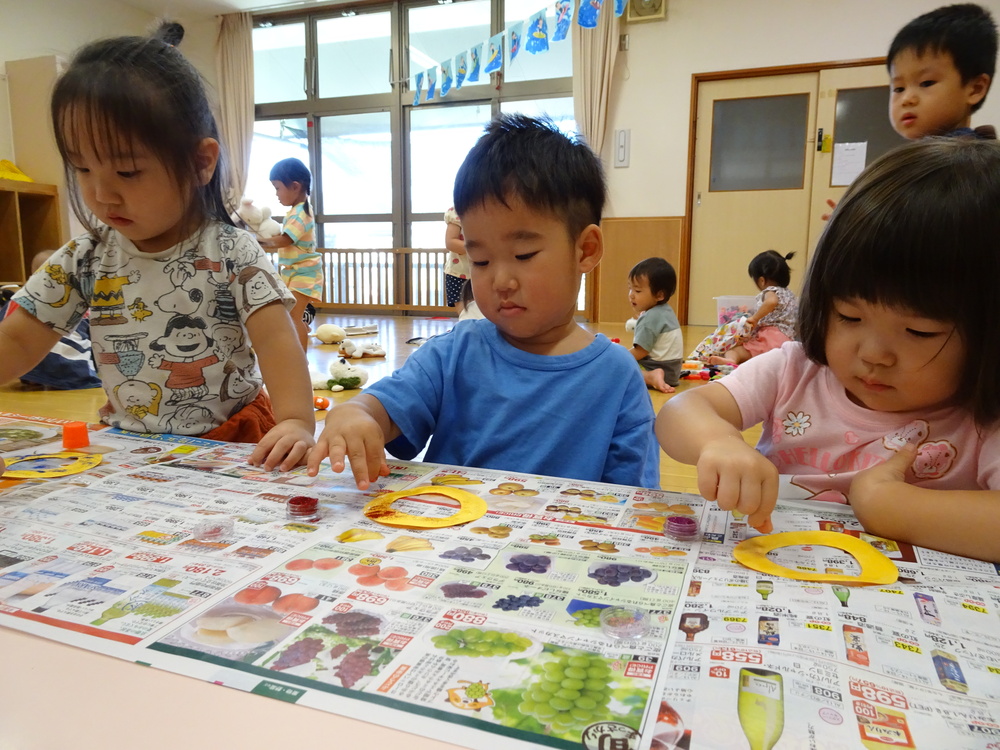 製作をする子ども (1)