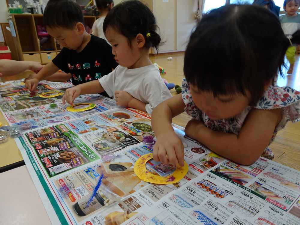 製作をする子ども (3)