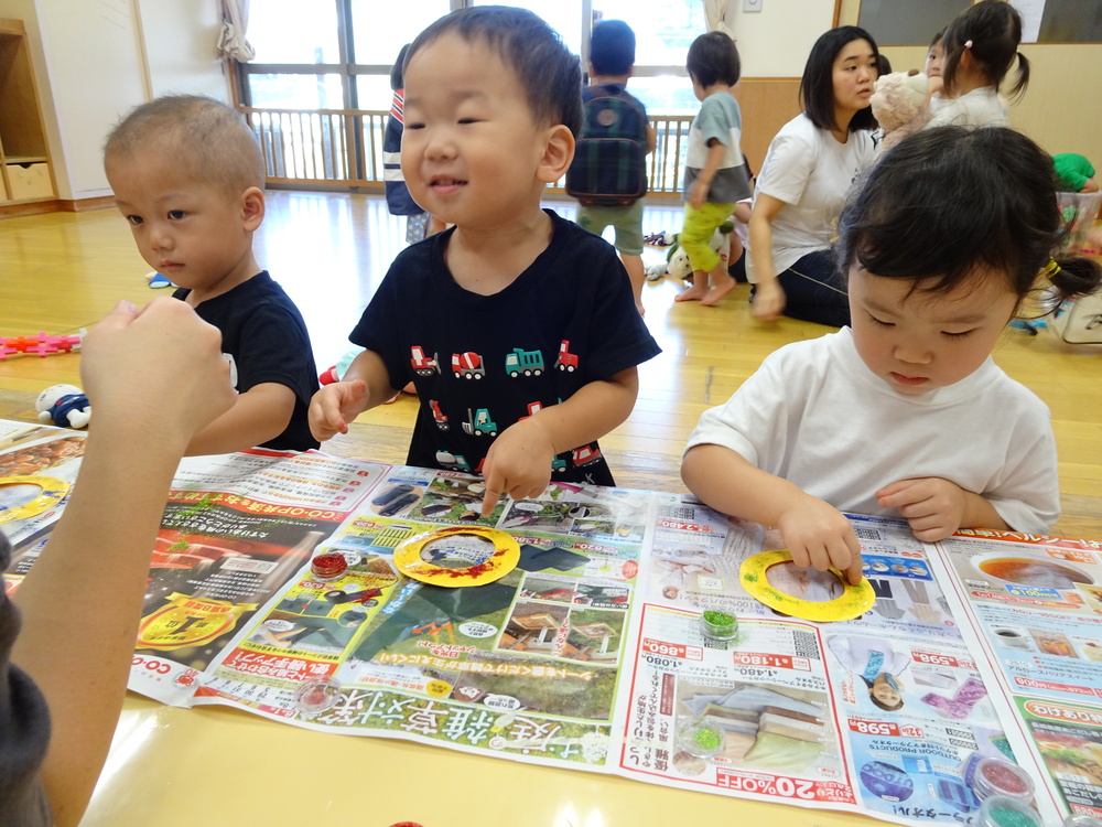 製作をする子ども (4)