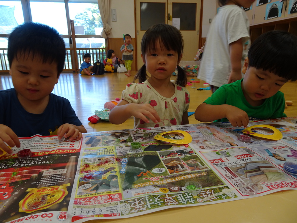 製作をする子ども (5)