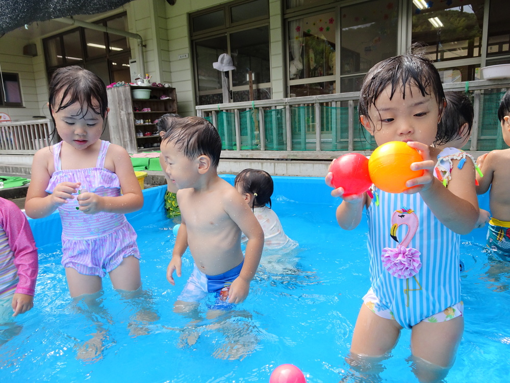 プールで遊んでいる様子 (2)