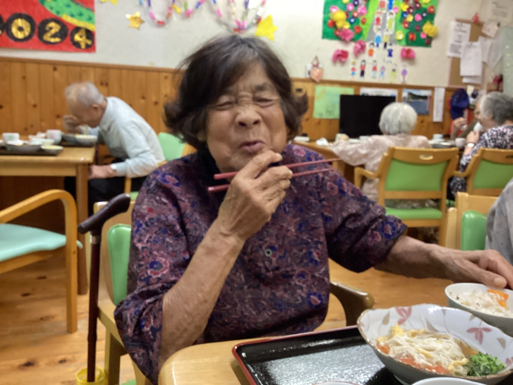 手際よく調理(憩い) | 社会福祉法人 大田市社会福祉事業団