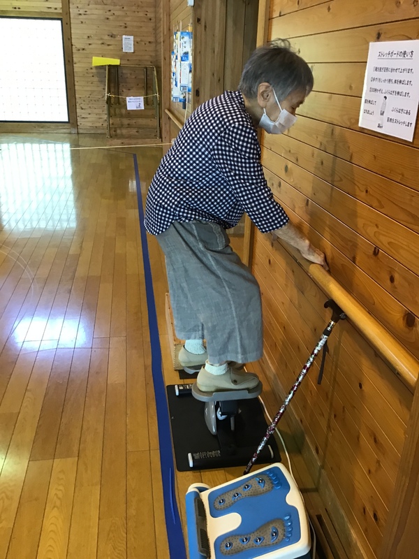 足踏み運動中です