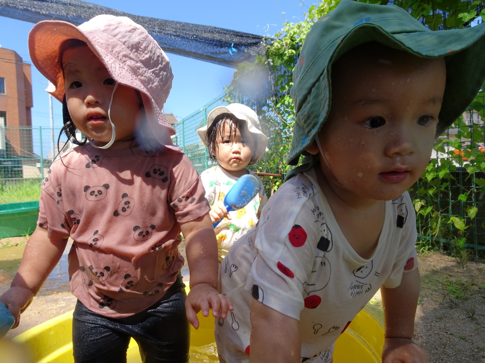 泥んこ遊びをする子ども (3)