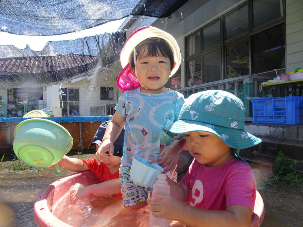 泥んこ遊びをする子ども (4)