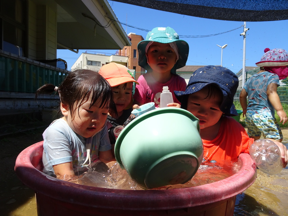 泥んこ遊びをする子ども (2)