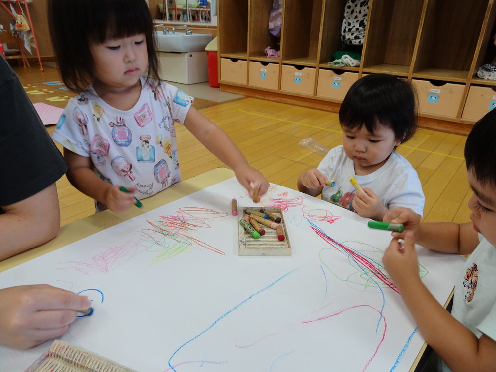 お絵描きをする子ども