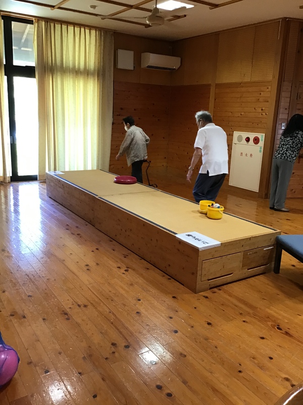 歩いています