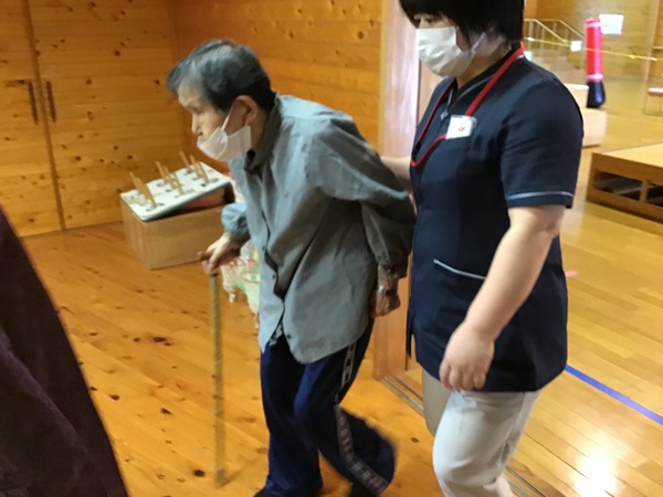 杖で歩いています