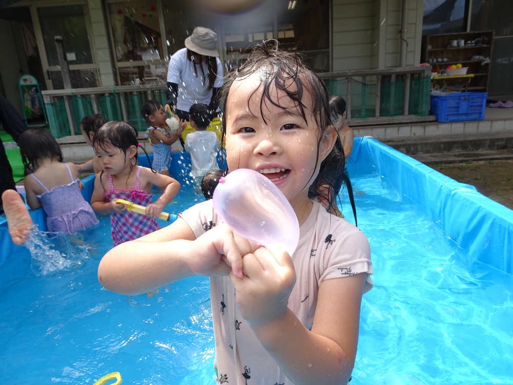 プール遊びをする子ども (2)