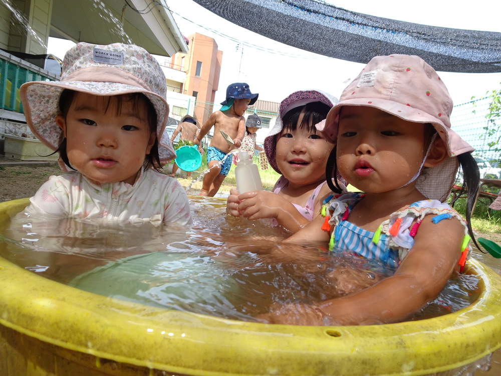 プール遊びをする子ども (3)