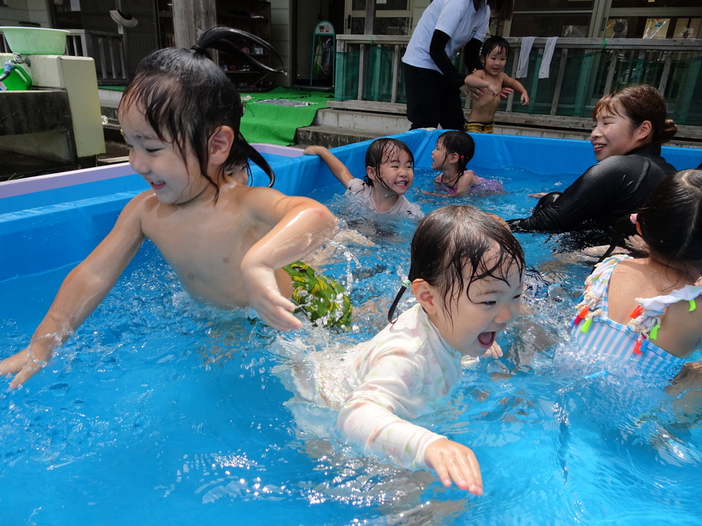 プール遊びをする子ども (5)
