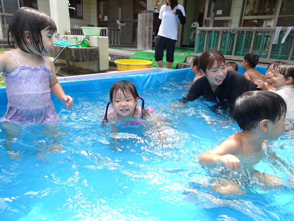 プール遊びをする子ども (6)