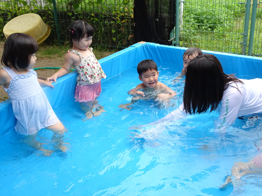 プールで遊ぶ子ども
