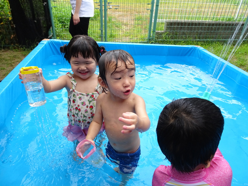 プールで遊ぶ子ども (2)