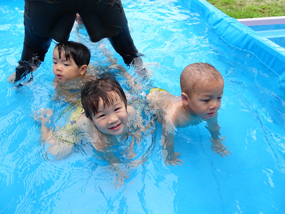 プールで遊ぶ子ども (4)