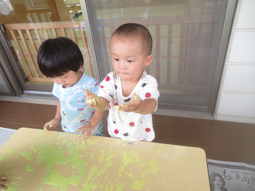 片栗粉粘土で遊ぶ子ども (3)
