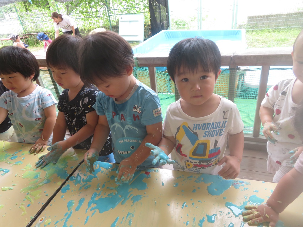 片栗粉粘土で遊ぶ子ども (4)