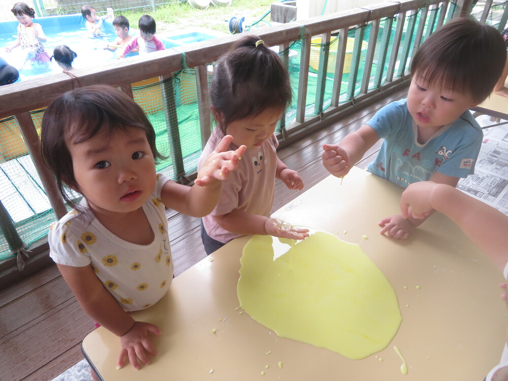 片栗粉粘土で遊ぶ子ども (5)