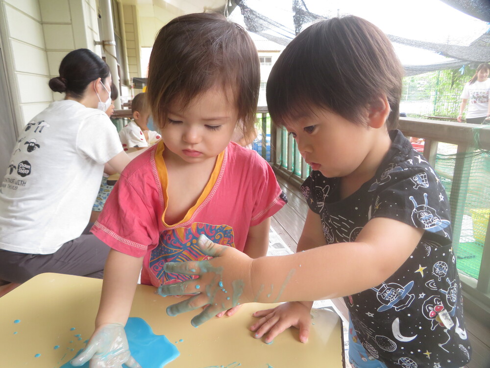 片栗粉粘土で遊ぶ子ども (2)