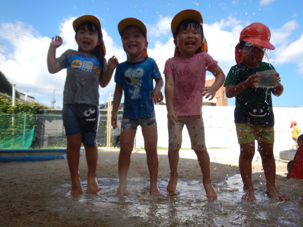 水たまりにジャンプする子ども