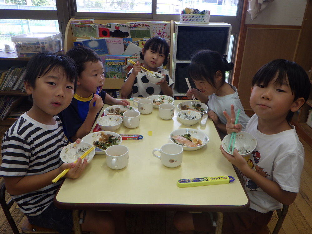 ゆかりご飯を食べている
