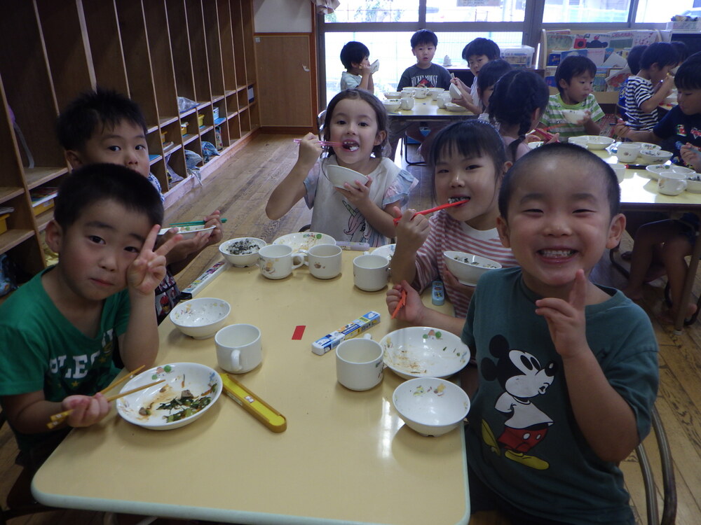 ゆかりご飯を食べている