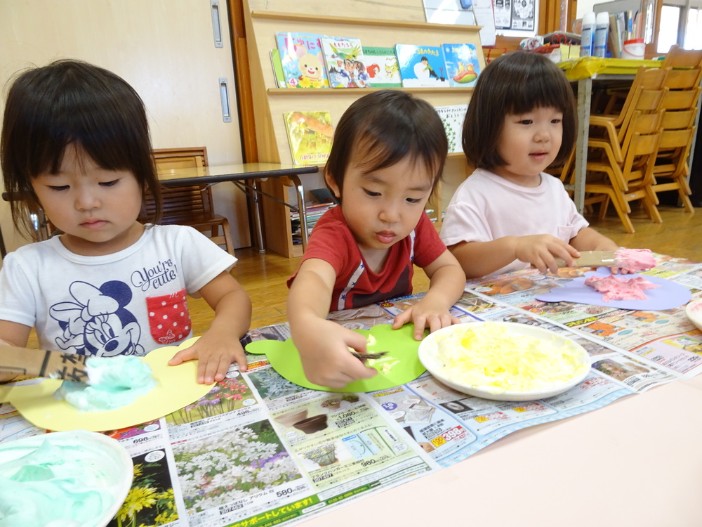 製作を 楽しむ子ども(2)