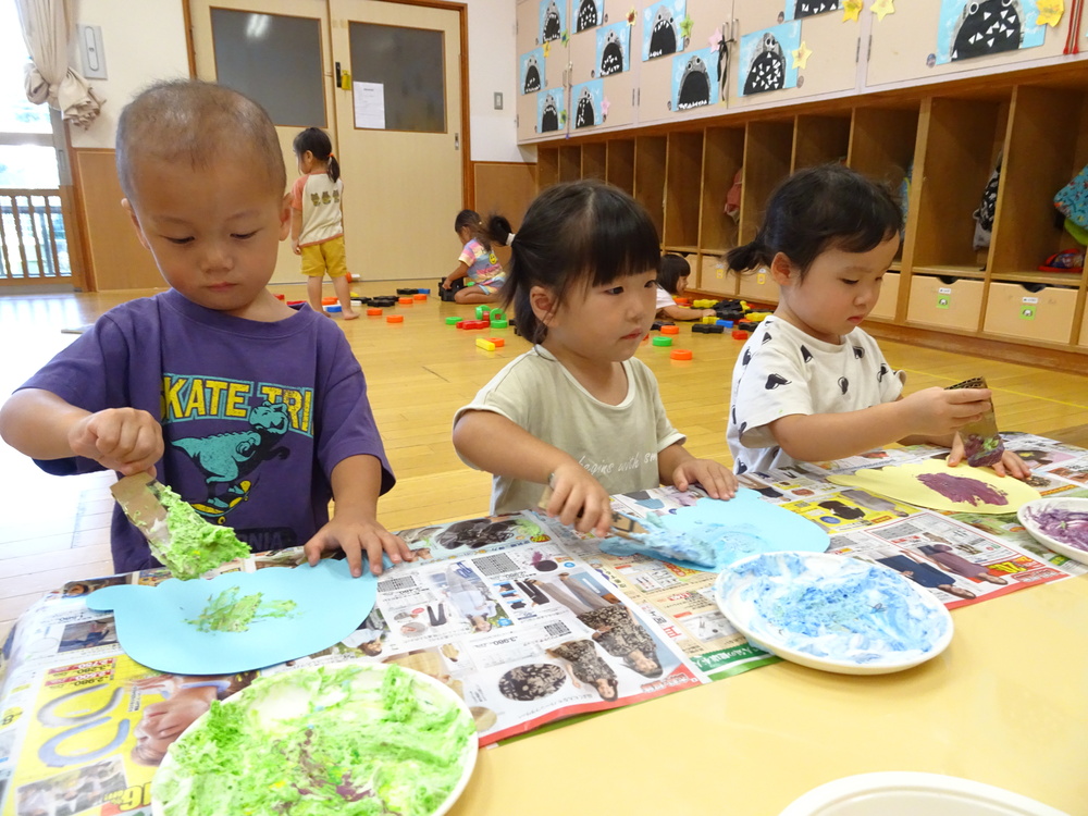 製作を 楽しむ子ども(3)