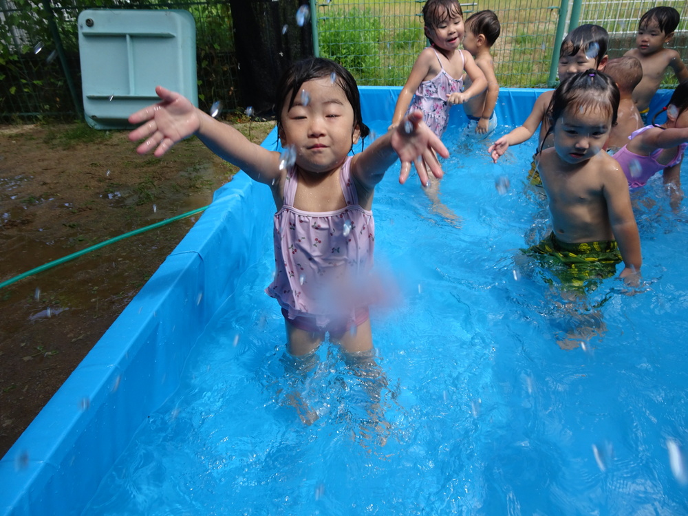 プールで遊ぶ子ども (1)