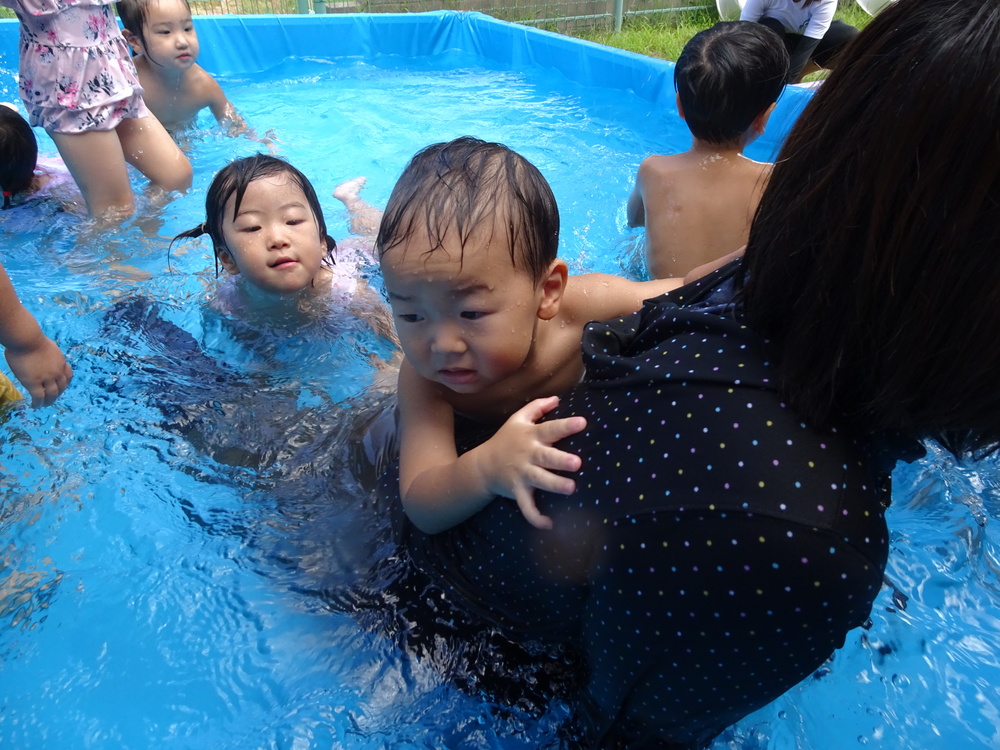 プールで遊ぶ子ども (5)