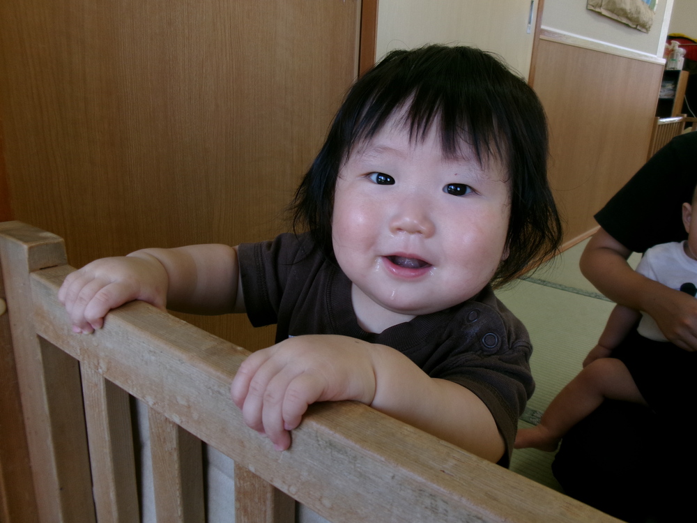 園庭を見る子ども