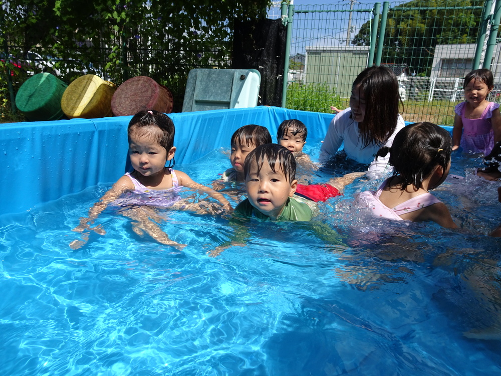 プールで遊ぶ子ども