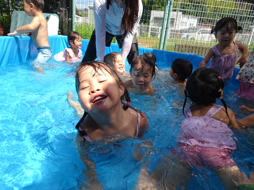 プールで遊ぶ子ども (2)