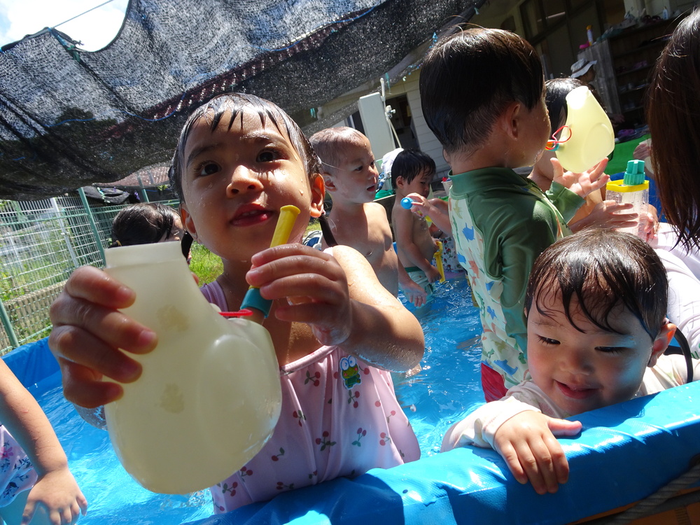 プールで遊ぶ子ども (3)