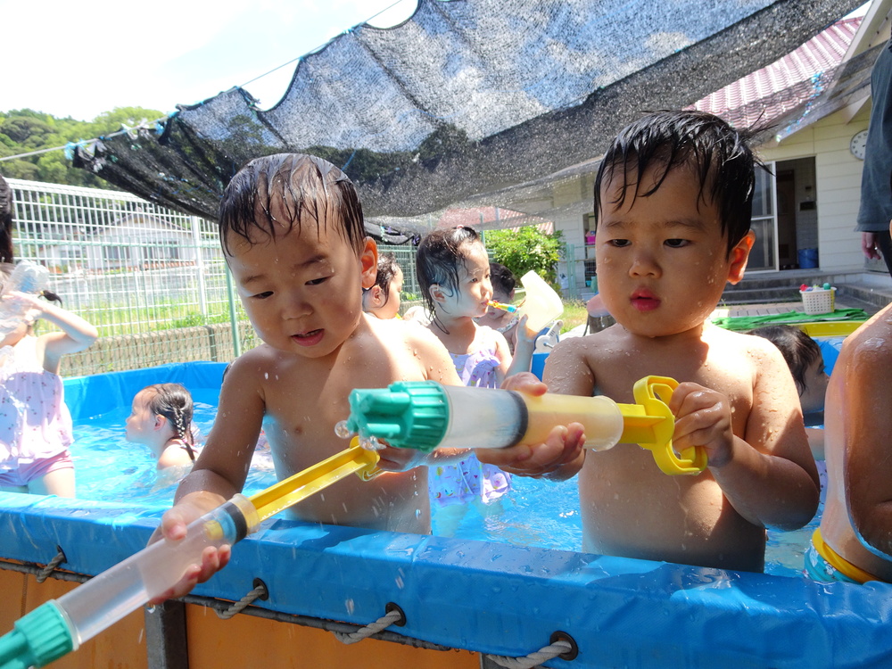 プールで遊ぶ子ども (5)
