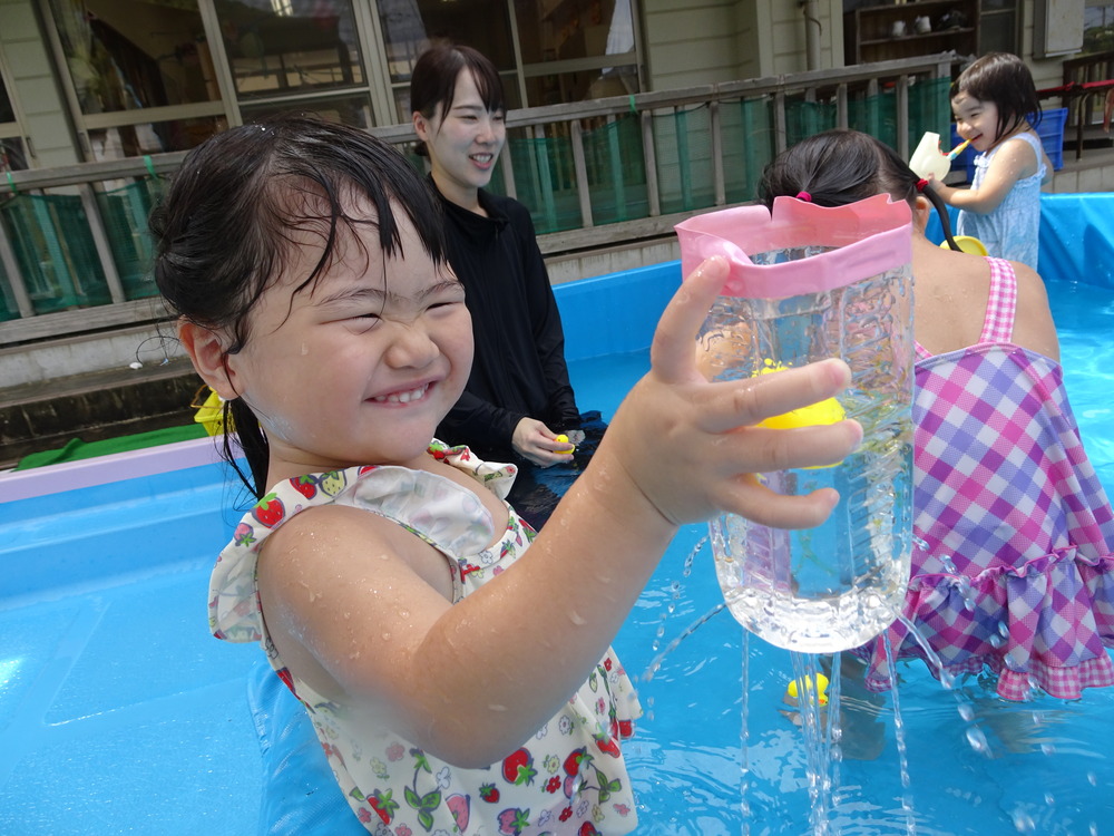 プールで遊んでいる様子 (5)