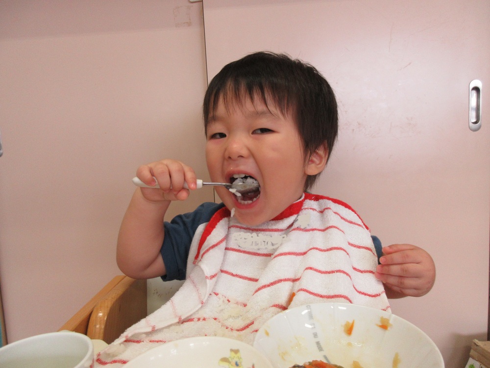 食事の様子 (2)