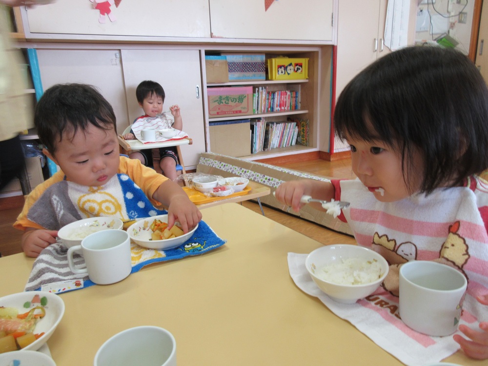 食事の様子 (1)