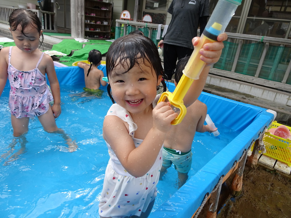 プールで遊んでいる様子 (4)
