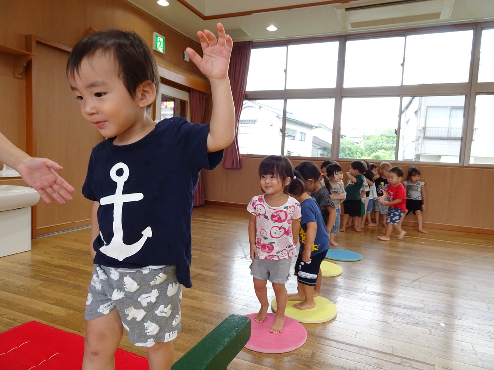 サーキット遊びをする子ども (1)