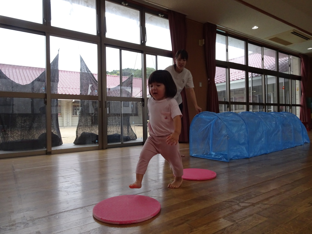 サーキット遊びをする子ども (2)