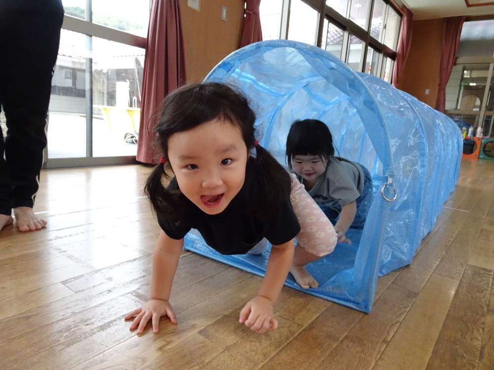 サーキット遊びをする子ども (3)