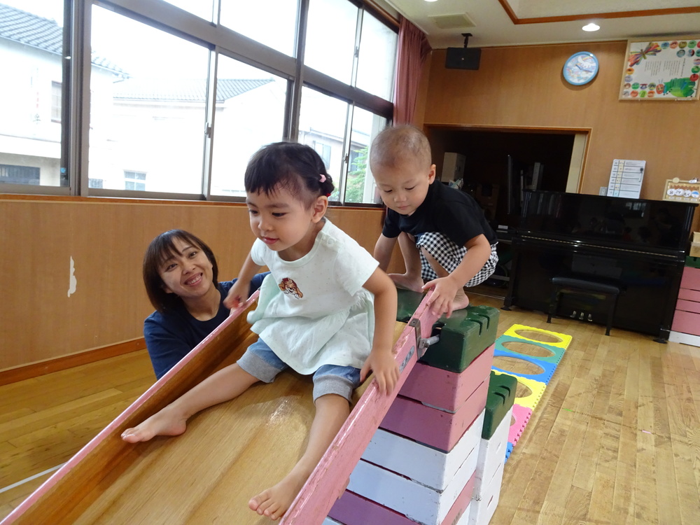 サーキット遊びをする子ども (4)