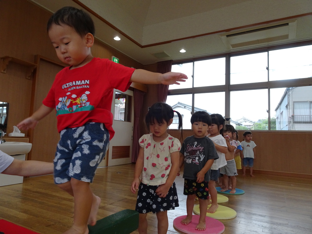 サーキット遊びをする子ども (5)