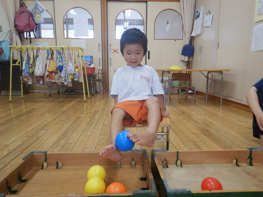 ボールを使ったゲームをしている様子 (1)